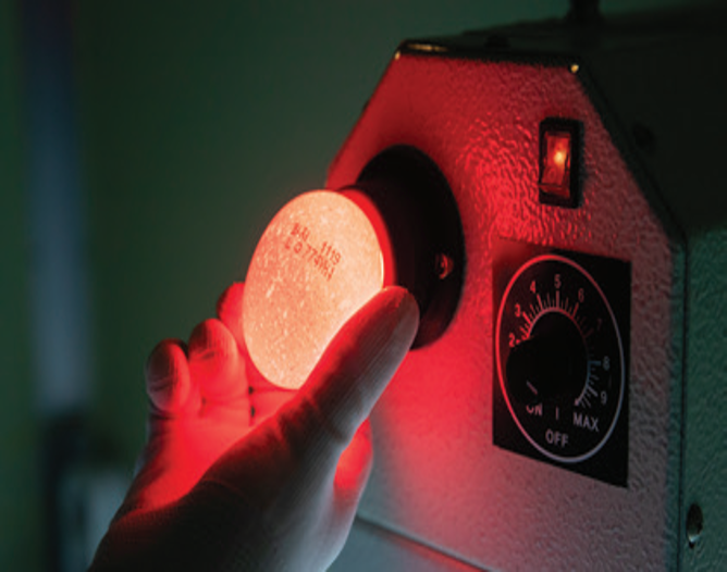 투광판정 - 빛을 비춰 투과 검사로 노른자 상태와 껍질의 상태를 검사